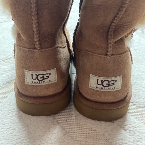 NWOT Bailey Button UGG boots in Chestnut. Size 6 - Picture 5 of 6